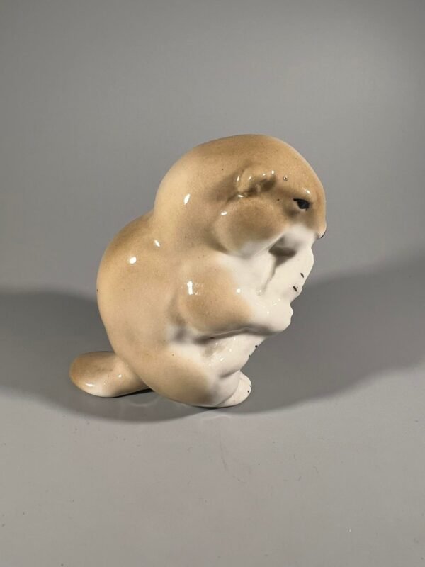 Statulėlė Bebras su šaka, porcelianinė. Gamintojas Leningrado artelė Progresas (Артель Прогресс). Kaina 23