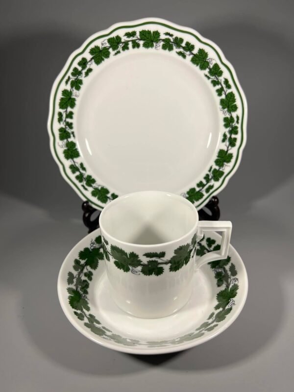 Puodelis su dviem lėkštutėm MEISSEN. porcelianiniai, antikvariniai. Puodelio talpa 150 ml. 2 vnt. Kaina po 68