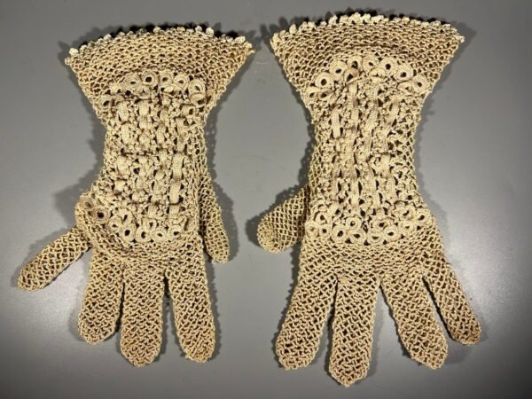 Pirštinės, pirštinaitės antikvarinės, Prancūzija. Kaina 33