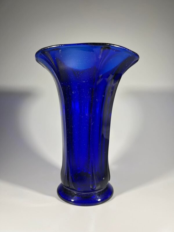 Vazelė, vaza mėlyno storo stiklo antikvarinė. Kaina 23
