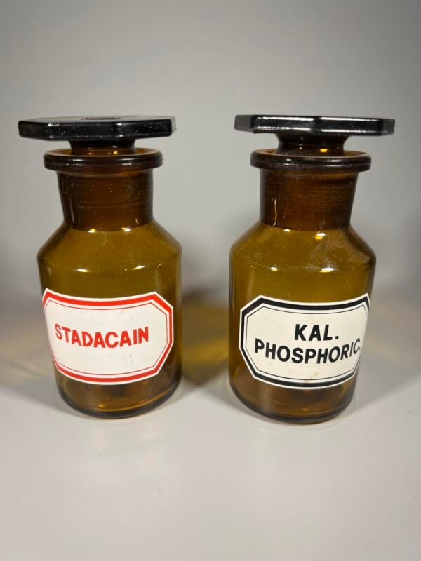 Vaistų, vaistinės buteliukas, buteliukai antikvariniai rudo stiklo, vokiški. 2 vnt. Kaina po 23