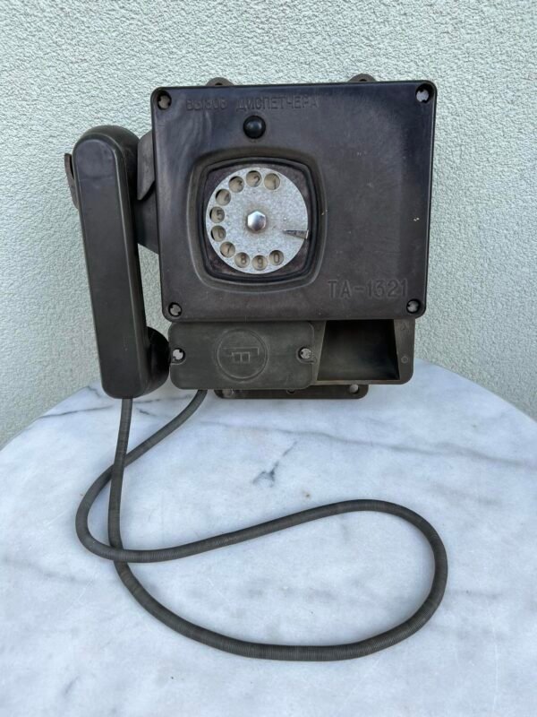 Telefonas TA-1321 sovietinis, tarybinių laikų skirtas darbui šachtose, metalurgijos cechuose, kasybos pramonės karjeruose ir kasyklose, nesprogus dulkių ir dujų atžvilgiu. Kaina 153