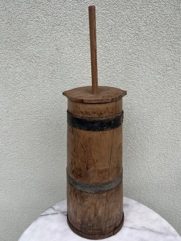 Sviestamušė vientiso medžio antikvarinė, liaudiška. Kaina 38