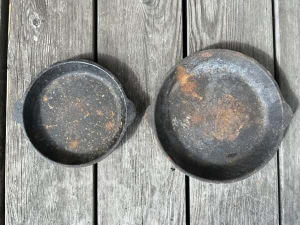 Dangčiai, dangtis ketaus, špižinėms puodynėms. LIKO TIK DIDESNIS. Kaina 8