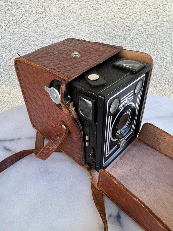 Fotoaparatas su dėklu Bungalow. Made in Germany. 120 film, 6 x 9 cm. exposures, box-type camera. 1953 m. Kaina 53