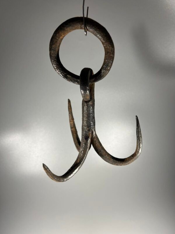 Kablys trišakis, inkaras kaltinis, antikvarinis. Kaina 28