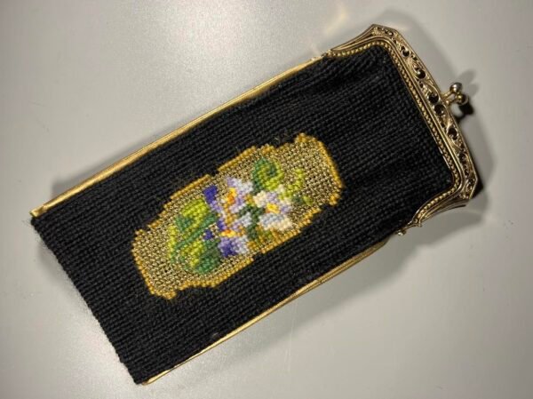 Dėklas akiniams, tušinukams siuvinėtas, vintažinis. Kaina 27