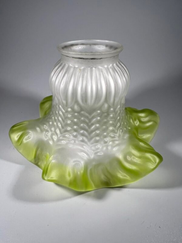 Lempos gaubtas matinis, žalsvos spalvos, antikvarinis, tulpės formos. Kaina 33