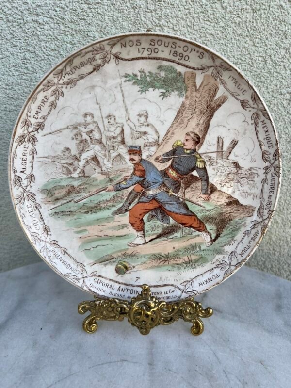 Lėkštė antikvarinė, kolekcinė, prancūziška, majolikos, karine tematika "Terre de Fer" signed Creil Montereau Our NCOs (Nos Sous-Officiers 1790-1890). Gamintojas C.M. Creil Montereau. Prancūzija. Nr. 7. Kaina 43