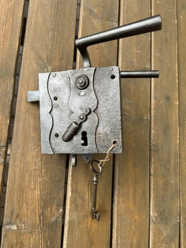 Spyna klėties, antikvarinė. Paruošta naudojimui. Dešininė. Kaina 106