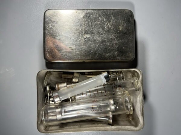 Sterilizatorius medicininis su švirkstais ir adatomis tarybinių, sovietinių laikų. Švirkštų 7 vnt. Kaina 33 už viską