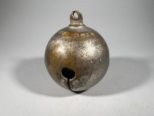 Varpelis, žvangulis, apvalus, pakabinamas, antikvarinis Victoria. Kaina 32