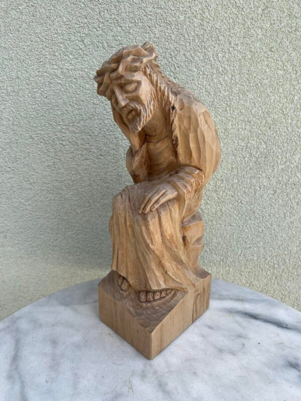 Rūpintojėlis medinis, drožinėtas. Aukštis 40 cm. Svoris 2,2 kg. Kaina 138