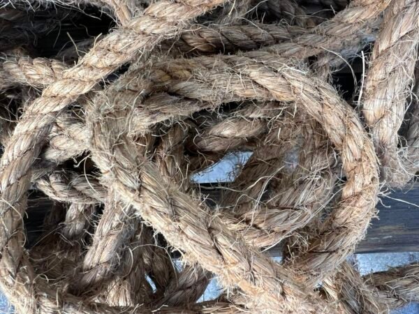 Virvė lininė sovietinė, tarybinių laikų. Storis 15 mm. Ilgis 25 m. Nenaudota. Kaina 4 e. už 1 m.