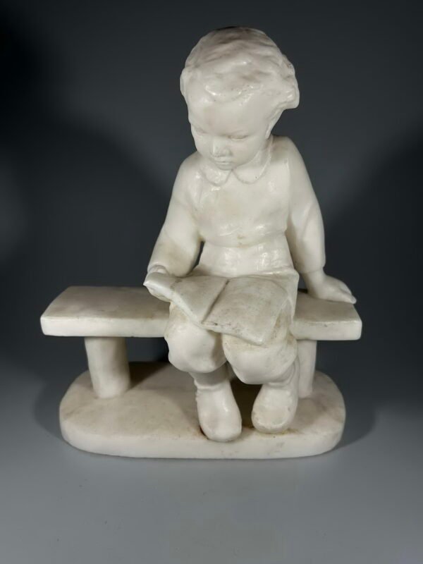 Statulėlė Berniukas skaito sovietinė, tarybinių laikų, sunkaus plastiko. Svoris 1 kg. Kaina 83
