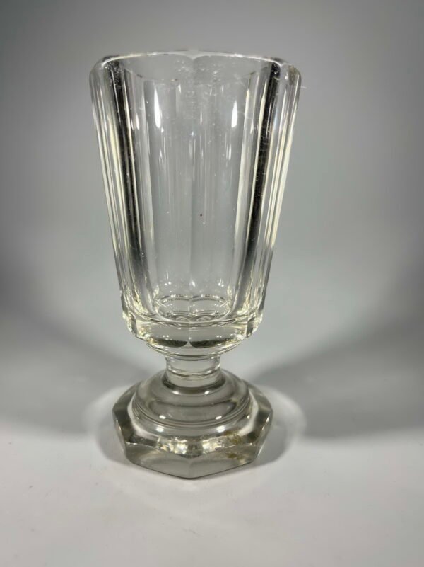 Taurė, taurelė, stikliukas, lafitnik antikvarinė. Talpa 180 ml. Kaina 43