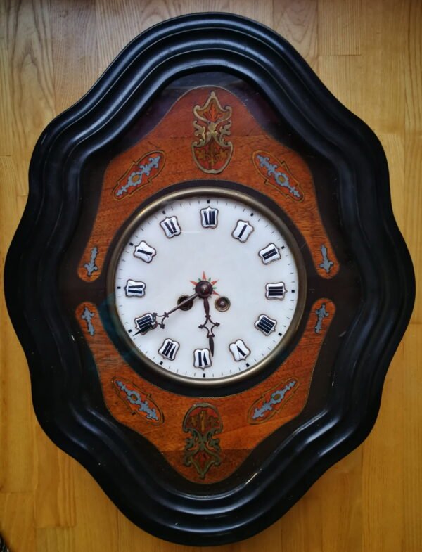 Laikrodis antikvarinis, apie 1870 m, pakabinamas, sieninis. Veikiantis, patikrintas laikrodininko. Kaina 253