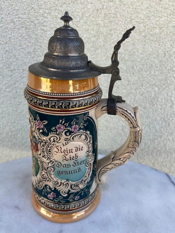 Bokalas keraminis, glazūruotas su alaviniu dangčiu, antikvarinis, vokiškas,  1 l.  Rudens šventės, gimnastikos prizas, 1912 m. Kaina 118