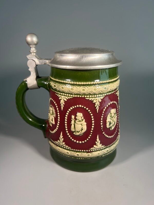 Bokalas alaus keraminis vokiškas, MR (Marzi ir Remy) su alaviniu dangteliu bei reljefiniais žmonių vaizdais. Kaina 28