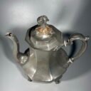 Arbatinukas-alavinis-antikvarinis-Joseph-Wolstenholme-Pewter-Sheffield-England-1824-185720m.202.jpg