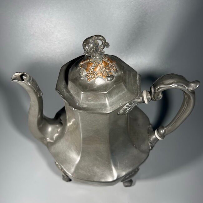 Arbatinukas-alavinis-antikvarinis-Joseph-Wolstenholme-Pewter-Sheffield-England-1824-185720m.202.jpg