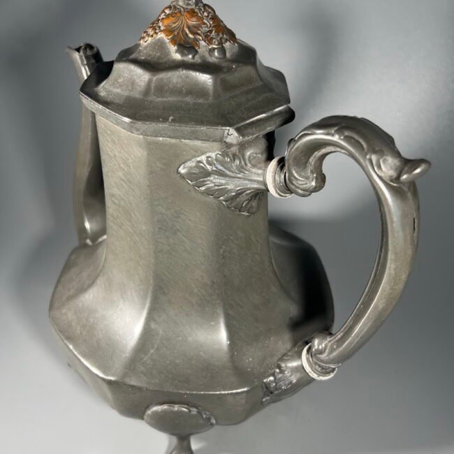 Arbatinukas-alavinis-antikvarinis-Joseph-Wolstenholme-Pewter-Sheffield-England-1824-185720m.203.jpg