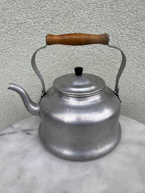 Arbatinukas, virdulys sovietinis, tarybinių laikų, aliuminis, medine rankena. Talpa 5 l. 1950-1980 m. Kaina 38