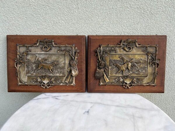 Bareljefai, pano medžioklės tema Medžiokliniai šunys. Alavas, ąžuolinė lenta. 2 vnt. Kaina po 133