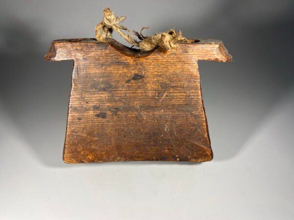 Barškalas, barškynė, barškutis, brazgūnas, kleketas, skrabalas, tarškalas – antikvarinis, lietuviškas, medinis varpelis, rišamas gyvuliams po kaklu. Kaina 73