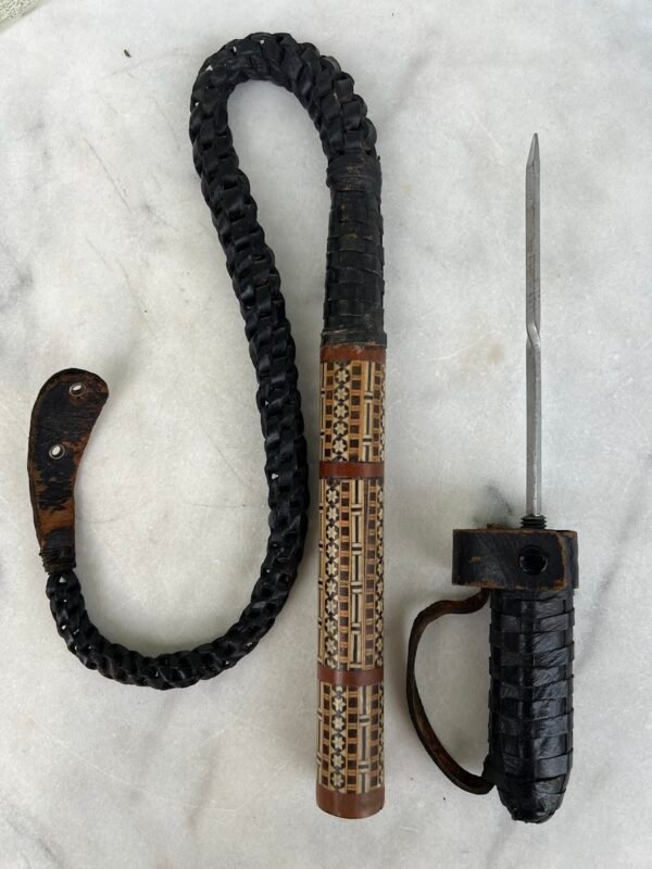 Botagas, bizūnas odinis su durklu rankenoje, puoštas medinėmis intarsijomis. Artimieji rytai. Tinkamas naudoti. Kaina 138