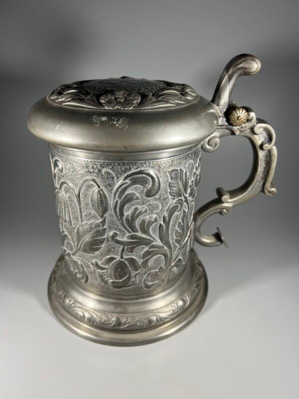 Bokalas su dangčiu alavinis, kolekcinis, barokinio stiliaus, Tage Göthlin, Peco. Švedija. Kaina 73