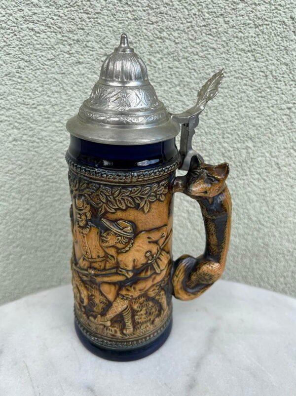 Bokalas medžioklės tema keraminis, vintažinis, su alaviniu dangčiu, vokiškas. Rankena-lapė. W. Germany. Gerz. Kaina 58