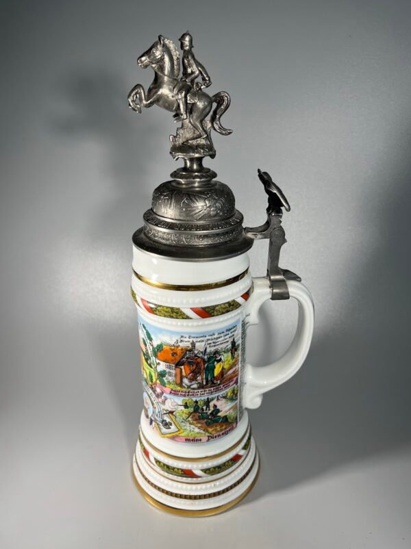 Bokalas porcelianinis vokiečių ulonų rezervistų I PK tema, antikvarinio stiliaus, kariškas, vokiškas, dugne matosi moters litofanija. Aukštis 36 cm. Kaina 188