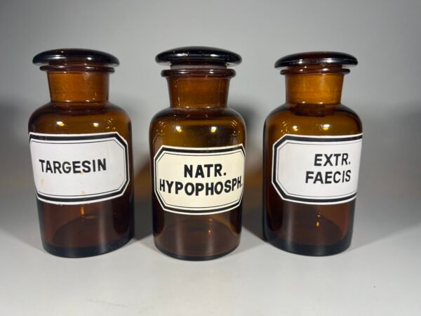 Vaistų, vaistinės buteliukas, buteliukai antikvariniai cilindro formos, gintaro spalvos rudo stiklo, vokiški. 3 vnt. Kaina po 27