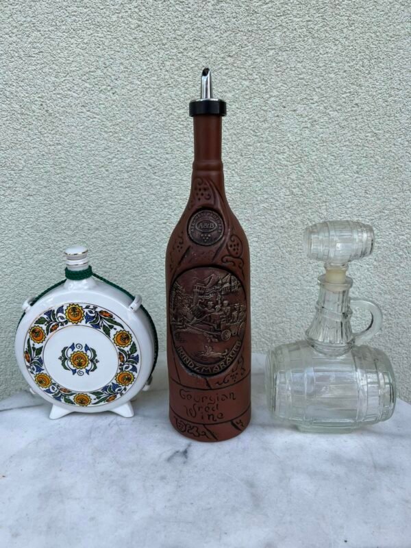 Buteliai, grafinai vintažiniai, tinkami naudojimui. Kaina po 13