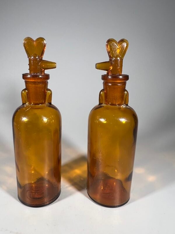 Buteliukas lašams antikvarinis medicininis, kvepalams, vaistų, vaistinės rudo, gintaro spalvos stiklo. 2 vnt. Kaina po 28
