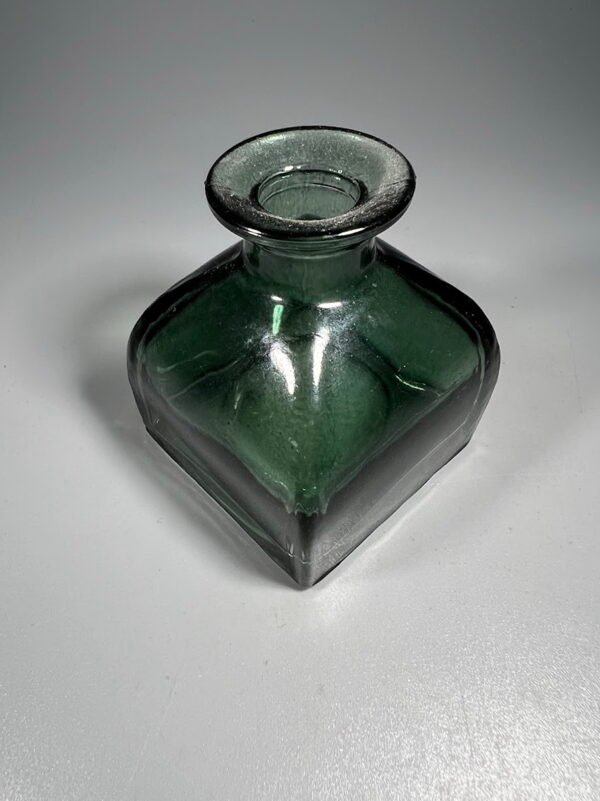 Buteliukas žalio stiklo, antikvarinis. Kaina 18