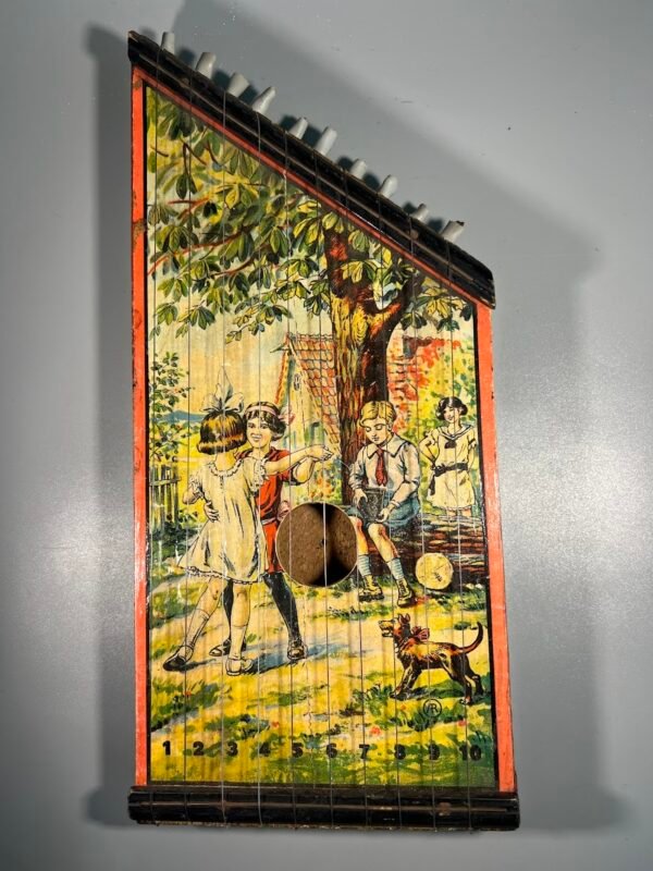 Citra - medinis, styginis muzikos instrumentas, vaikiškas, antikvarinis. 1900-1920 m. Kaina 73