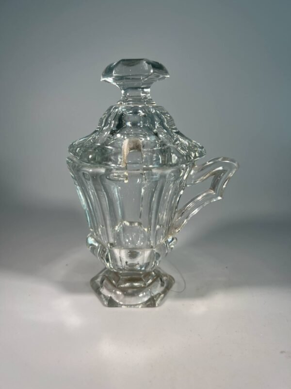 Cukrinė, indas garstyčioms presuoto, pjaustyto stiklo, antikvarinis su anga šaukšteliui, antikvarinis, prancūziškas. Kaina 43