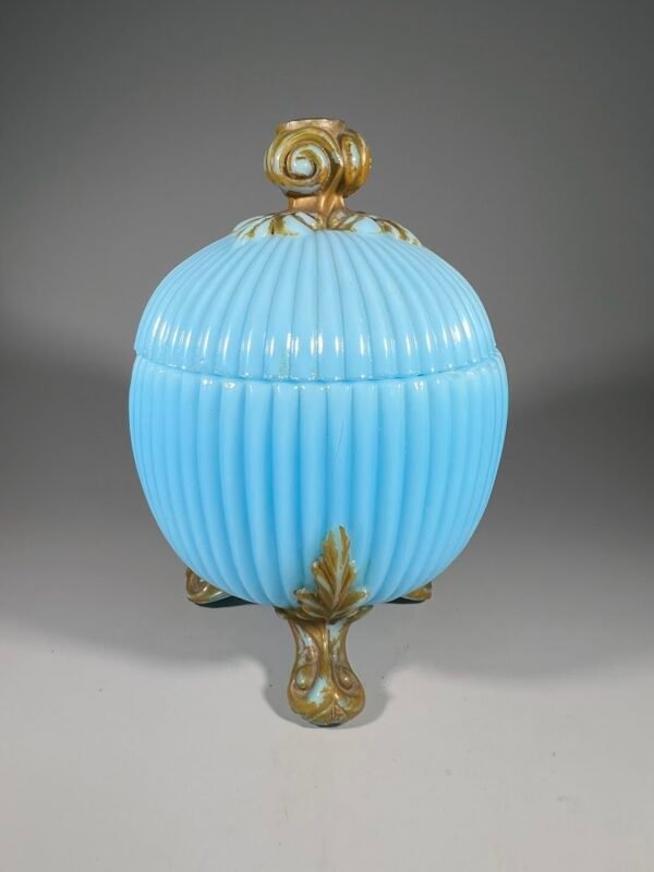 Indas, cukrinė, vaza opalinio mėlyno stiklo antikvarinė, prancūziška, Art Deco stiliaus, sferinio dizaino. 1920 m. Kaina 87