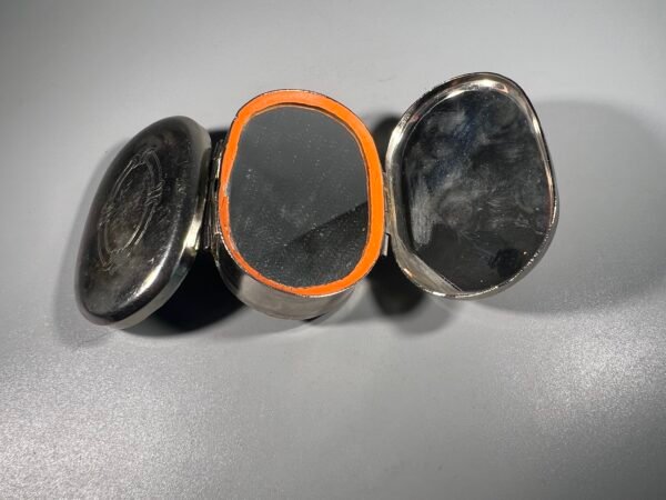 Dėžutė su veidrodėliu antikvarinė. Kaina 18