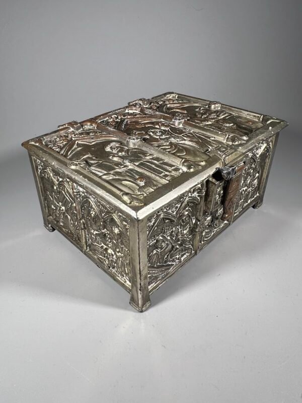 Dėžutė, skrynelė antikvarinė, neogotikinio stiliaus dekoratyvinė, japoniška. Made in Japan. Svoris 1 kg. Kaina 87