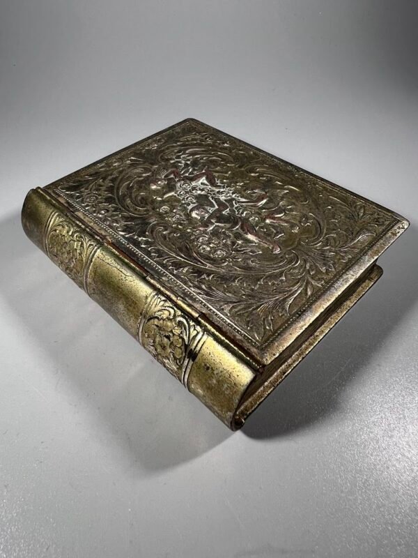 Dėžutė antikvarinė, Art Nouveau stiliaus, sidabruota, dekoratyvinė, knygos formos. Kaina 43