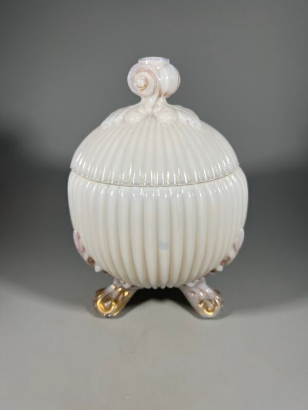 Dėžutė, indas, saldaininė, cukrinė antikvarinė, opalinio stiklo su dangteliu, ant trijų kojelių, prancūziška, Potieux Vallerysthal. Kaina 68