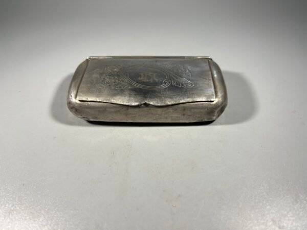 Dėžutė tabakui sidabruota antikvarinė, kišeninė. Kaina 63