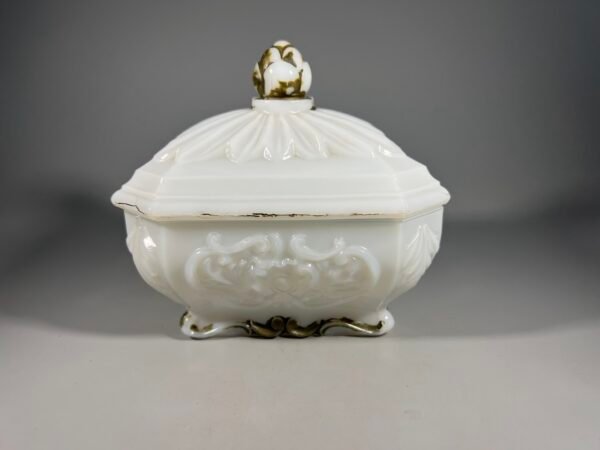 Dėžutė, indas, saldaininė antikvarinė, opalinio stiklo su dangteliu, prancūziška, Potieux Vallerysthal. Kaina 53