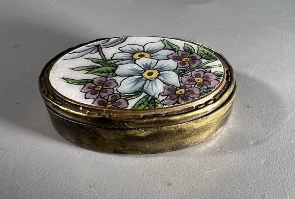 Dėžutė su veidrodėliu antikvarinė pudrai, tabakui, piliulėms, smulkmenoms, maža. Kaina 13