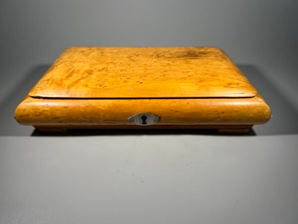 Dėžutė medinė, dengta lukštu, žema, antikvarinė. Kaina 23