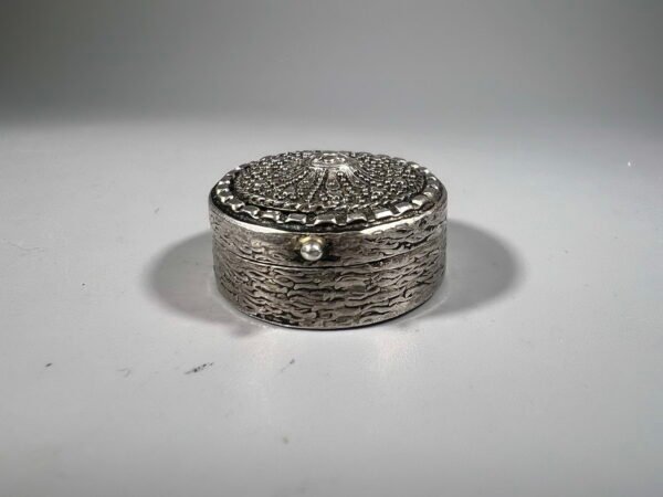 Dėžutė sidabrinė, vintažinė. Praba 925. Svoris 21 g. Kaina 53.