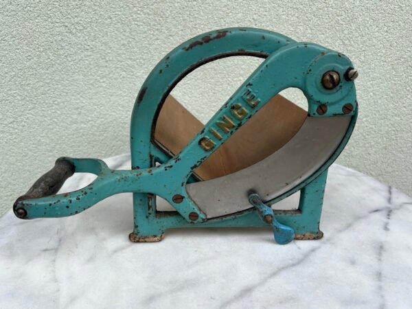 Duonos pjaustyklė ketaus, špižinė, veikianti, antikvarinė. Kaina 87